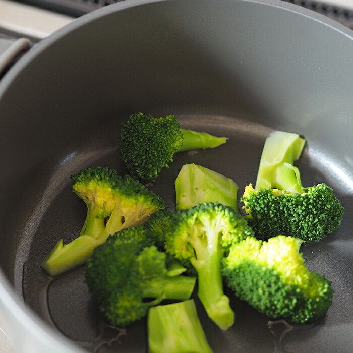 グリーンパン　フェザーウェイト　ココットラウンド　22cm　ポットホルダー2個付　グレー　/　GREENPAN