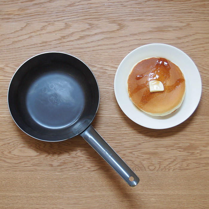 【いろはに千鳥でご紹介！】【公式】【プロキッチンオリジナル】山田工業所　鉄打出　ちょこっとフライパン　18cm（2.3mm）　空焚き済み　/　合同会社キッチンの小物